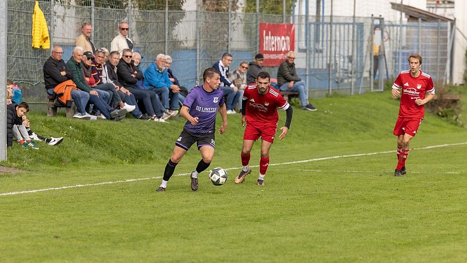 Kampfspiel: Über Laufbereitschaft und Kampfgeist will der SV Miesbach um Drilon Shukaj (M.) gegen den SV Saaldorf ins Spiel finden.