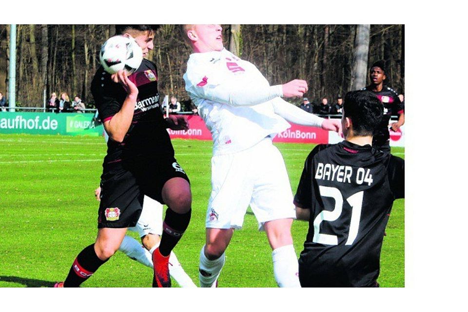 Derby der B-Junioren: FC-Spieler Patrick Ince (Mitte) im Duell mit Bayers Berkan Arik. Fotos: Dahmen