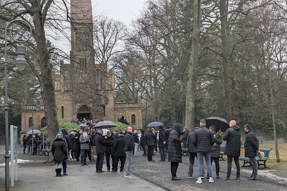 Der Spandauer Friedhof in den Kisseln ist rappelvoll bei Oertwigs Beisetzung