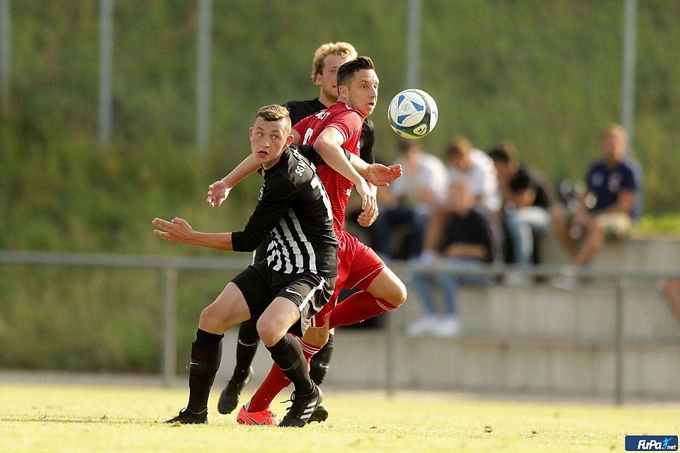 Thorsten Oberhausen (rotes Trikot) wird kommende Saison berufsbedingt in der A-Liga-Mannschaft des FSV Trier-Tarforst auflaufen. 