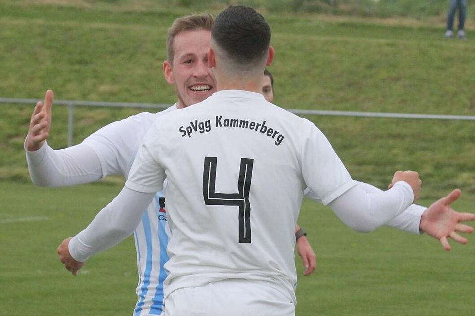 Lass Dich umarmen! Patrick Sturm gratuliert Thomas
Nefzger (Nr. 4) zum 1:0 im Spiel gegen Dornach.