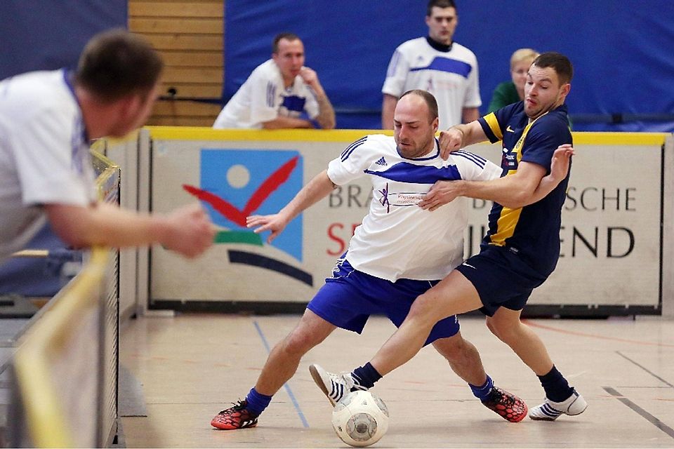 Martin Oertel (r.) vom Angermünder FC und Erik Landeck (Blau-Weiß Gartz) kämpfen um den Ball.   ©Carola Voigt