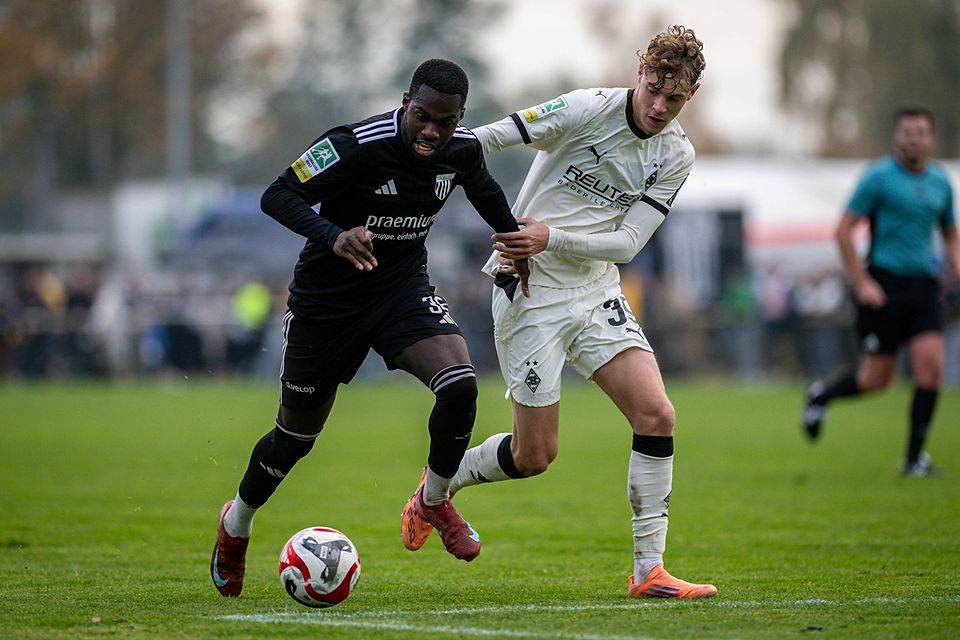 Gladbach setzt sich gegen Bocholt mit 2:0 durch.