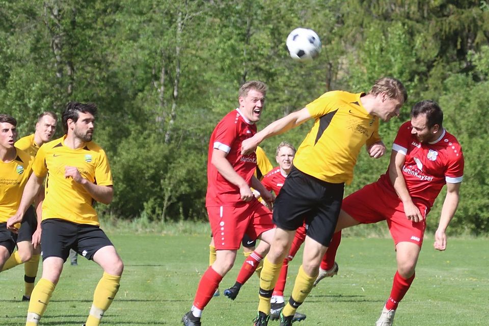 Der Held des Tages beim ersten Streich: Hier köpft Nico Prinzing (r.) das 2:2 gegen Kinsau, nur kurz darauf ließ er den 3:2-Siegtreffer folgen. Der Held des Tages beim ersten Streich: Hier köpft Nico Prinzing (r.) das 2:2 gegen Kinsau, nur kurz darauf ließ er den 3:2-Siegtreffer folgen.