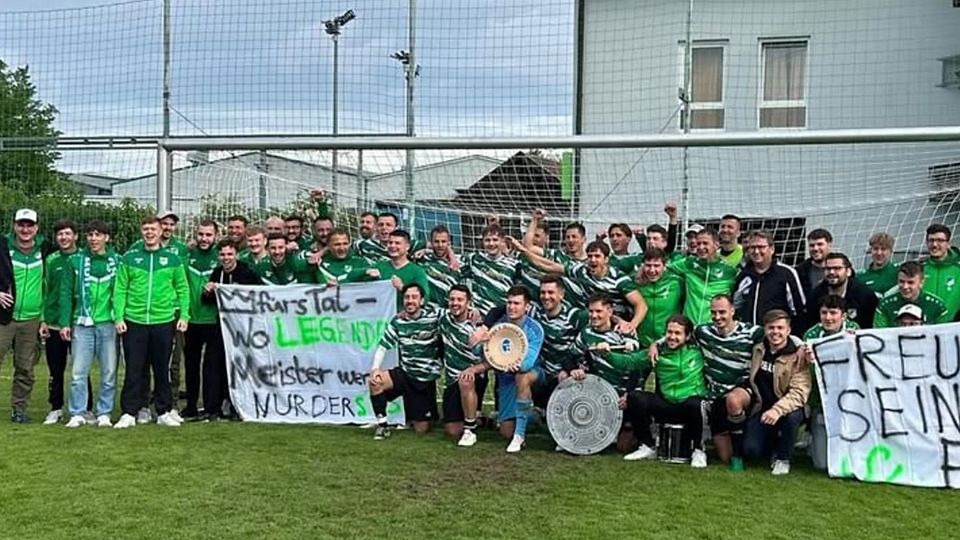 Der ganze Verein freute sich über den Titelgewinn: Der SV Sallach ist Meister der Kreisliga Donau-Laaber.