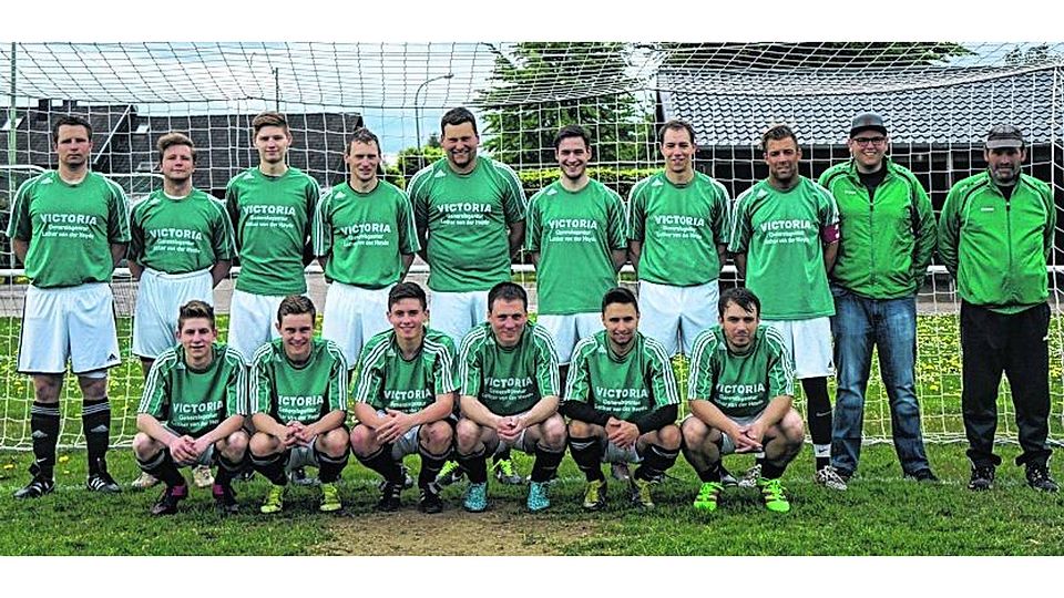 Im August startet Betreuer Karl Volpatti (hinten r.) mit der Zweiten des TuS Mützenich in das Abenteuer Kreisliga C.Foto: Kurt Kaiser