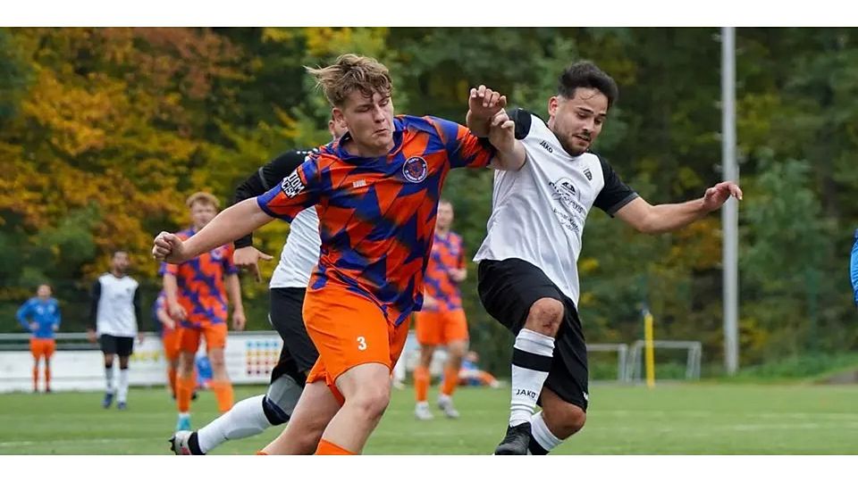 Dogukan Koc (r.) vom FSV Manderbach schirmt den Ball gegen Felix Mayer vom TuSpo Beilstein II ab. © Isabel Althof