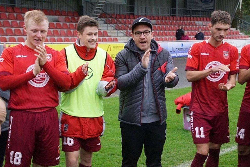 Trainer und Mannschaft freuen sich, dass sie 23 Spiele ohne Niederlage absolviert haben. Foto: Hans Gleisenberg
