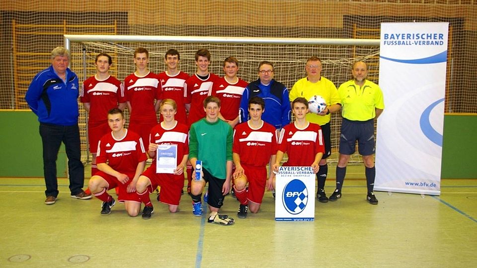 Siegreiche JFG mit Kreisjugendleiter Heinz Zach und den beiden Schiedrsichtern. Foto: JFG