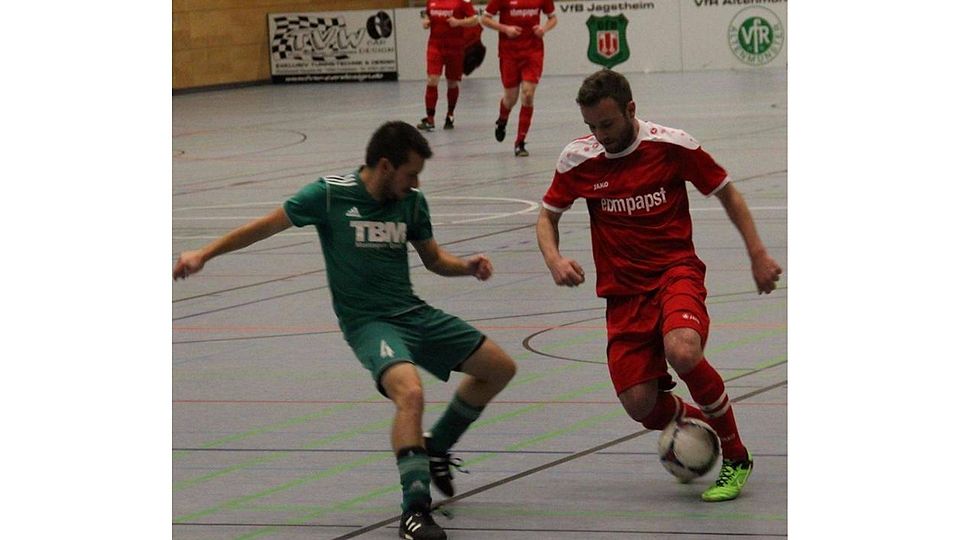 Stimpfachs Winterneuzugang und Hallenspezialist Sascha Tremml (rechts) versucht seinen Waldtanner Gegenspieler auszutricksen.