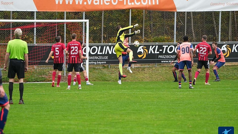 Mit einem 5:1 im Topduell gegen den FC Weiden-Ost II (in Orange-Blau) unterstrich der SC Luhe-Wildenau II (in Rot-Schwarz) seine Ambitionen, im nächsten Jahr in der Kreisliga an den Start zu gehen.