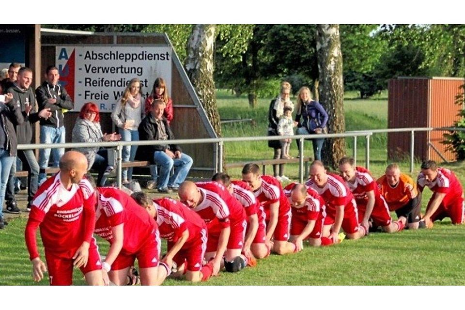 Feier-Raupe vor den Fans: Die Perleberger Alt-Herren-Kicker gewannen das Kreispokal-Finale gegen Weisen mit 4:2. Foto: Oliver Knoll