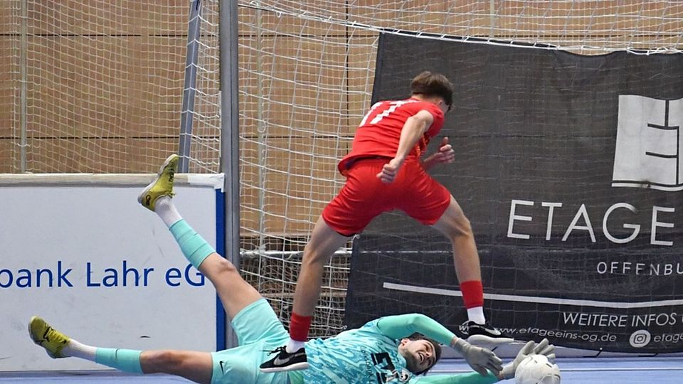 Der Lahrer Torhüter Jona Leptig verhindert einen Treffer des VfR Elgersweier. 