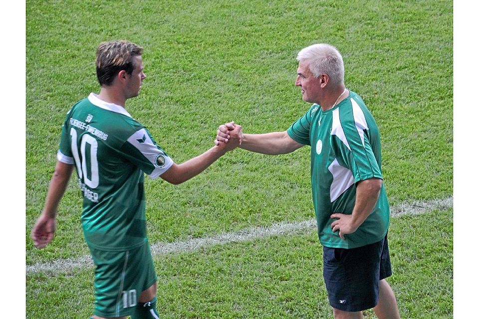 Mach's gut Frank: Trainer "Wuschi" Rohde (rechts) verabschiedet sich nicht nur mit Shake-Hands, sondern auch mit einem Sieg aus Falkensee. Foto: Rachner