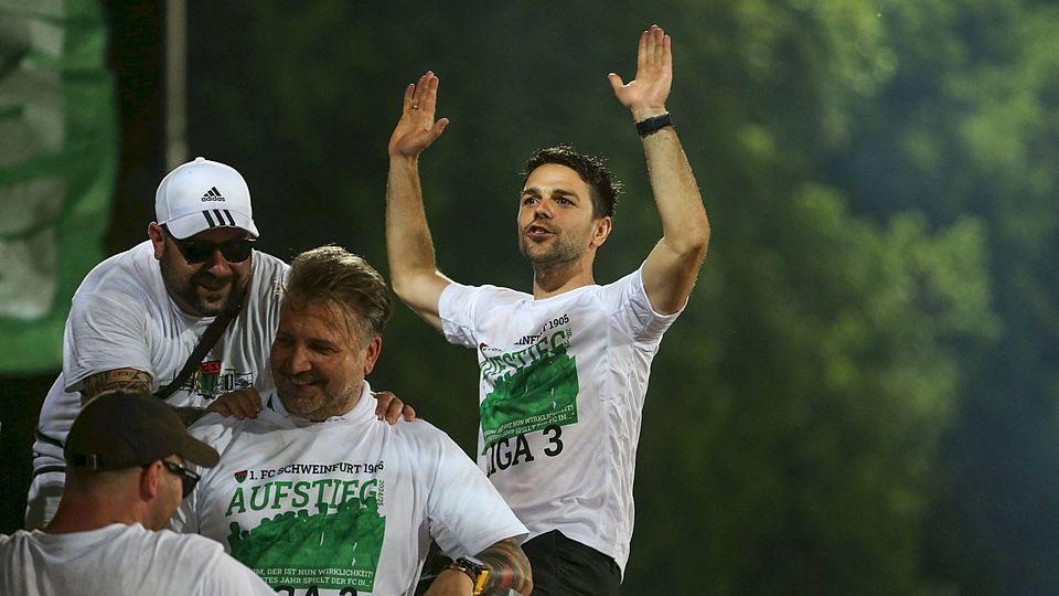 Victor Kleinhenz (Bildmitte) hat gleich in seinem ersten Jahr die Schnüdel zum Aufstieg geführt.