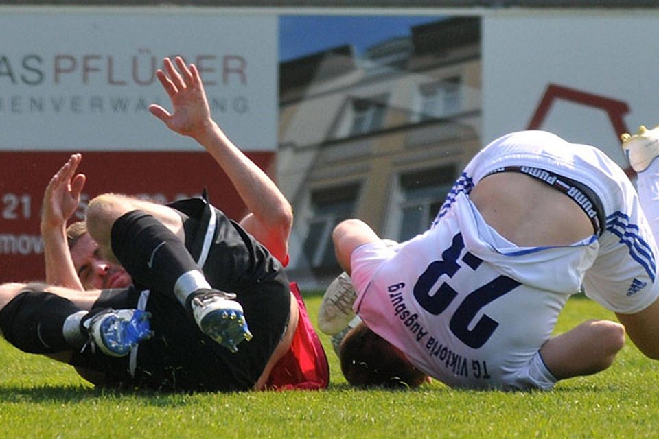 Autsch: Hier gehen Matthias Bauer (Aystetten, links) und Stefan Horneck von Viktoria Augsburg unsanft zu Boden. Am Ende waren es die Aystetter, die abstürzten. Mit 1:4 ging das Heimspiel gegen die Gäste aus der Nachbarstadt verloren.  Foto: Andreas Lode