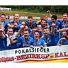Ekstase nach turbulenten 120 Pokalminuten plus Elfmeterschießen: Die Efringer Kicker feiern ihren Sieg über den SV Jestetten.  | Foto: Niklas Schöchlin