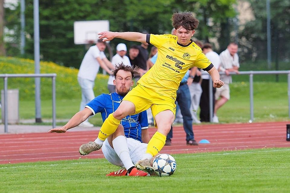 Lukas Lauft (rechts) verlor mit dem FC Lauingen das Derby bei der SSV Dillingen und steckt wieder tief im Abstiegssumpf.