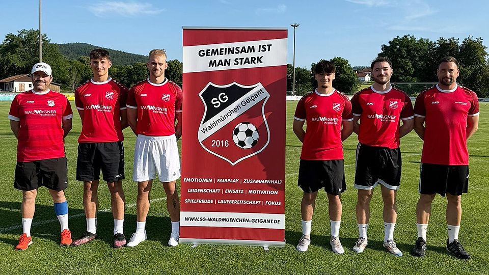 Von links: Sportdirektor Christian Eidenhardt, die neuen Spieler Lorenz Nachreiner, Maxi Fischer und Bastian Schneider, der neue Co-Trainer Nico Bücherl sowie Cheftrainer Josef Holler.