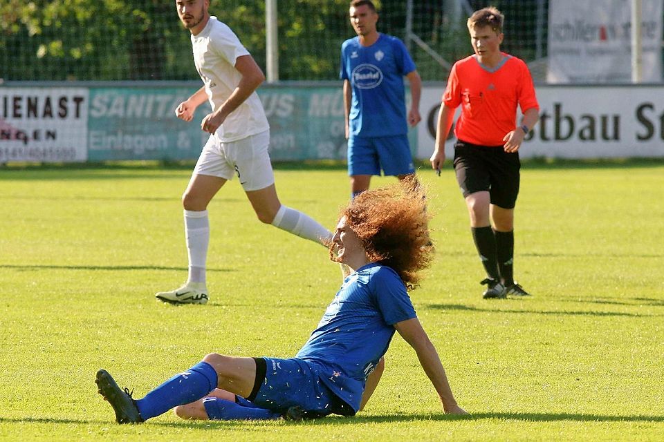 Wieder aufstehen, lautet die Devise beim SC Olching (in Blau) und dessen Neuzugang Jonas Kalchner.