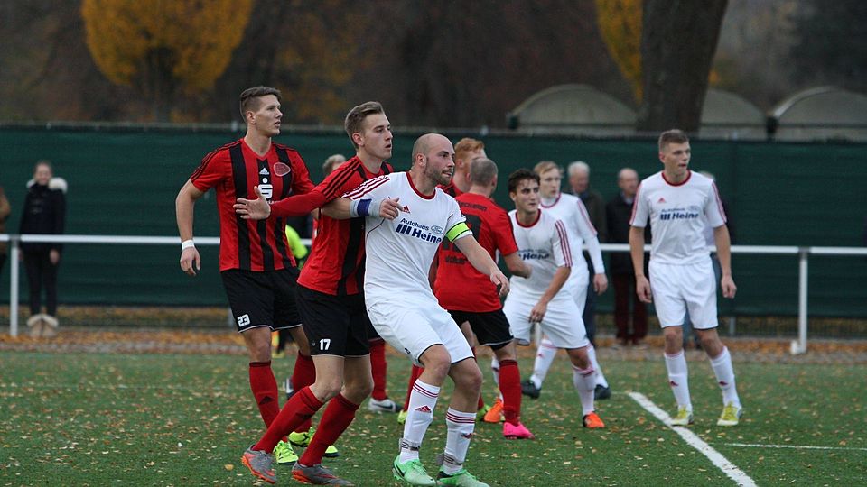 Der Einsatz stimmt, der Ertrag leider nicht: Höxters Kapitän Max Wöhler gehört zusammen mit Kevin Malena (hinten, 2.v.r.)  zu den Leadern in einer sehr jungen Mannschaft.