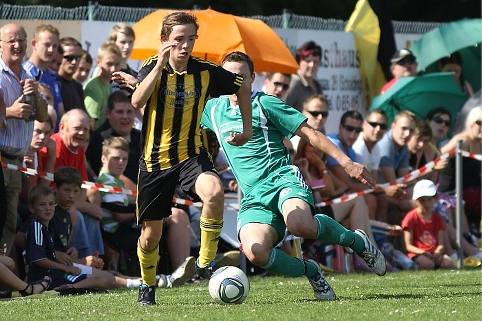 Simon Schmidt sicherte mit seinem Tor den 1:0 Sieg seiner Kirchberger       Foto : Werner Grübl