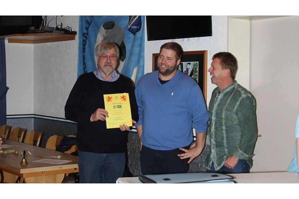 Gut gelauntes Trio (von links): Erhard Bartel (Kreisfußballausschuss), Tim Endlicher und Ralf Eiler (Vorsitzender Germania Rothenbergen). 	Foto: Bartel