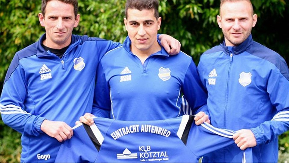 Autenrieds Trainer Gökhan Öztürk fand im Kampf um den Klassenerhalt bei Fatih Caglar und seinem Bruder Mustafa (von links) wertvolle Unterstützung.	  F.: Alois Thoma
