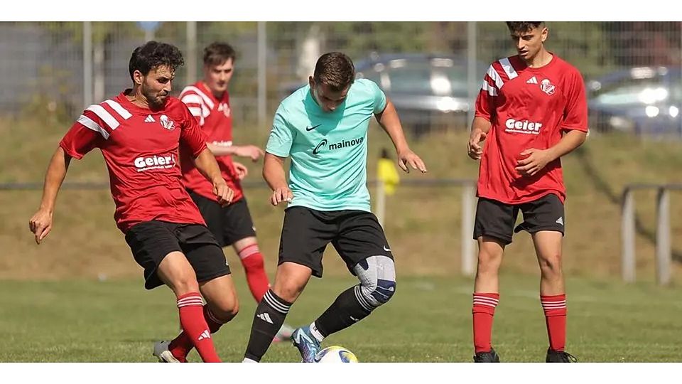 Wechselt in der Winterpause als Spielertrainer aus der Kreisliga A Dillenburg in die Kreisliga A Wetzlar: Firat Yaglu (links), der seine Zelte bei der SG Sinn/Hörbach abbricht und sich der SpVgg. Lemp anschließt. (Archivfoto) © Jonathan Ortmann