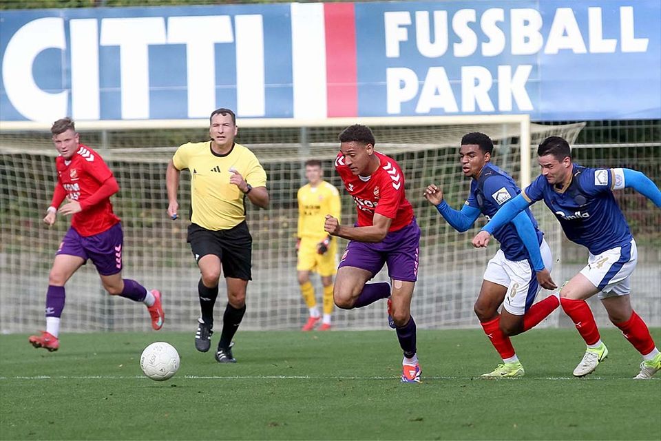 Jens Wollesen (SV Eichede), verfolgt von Ikem Ugoh (Holstein Kiel II) und Malte Petersen (re.), ist ein großer Glücksgriff für  Eichede.