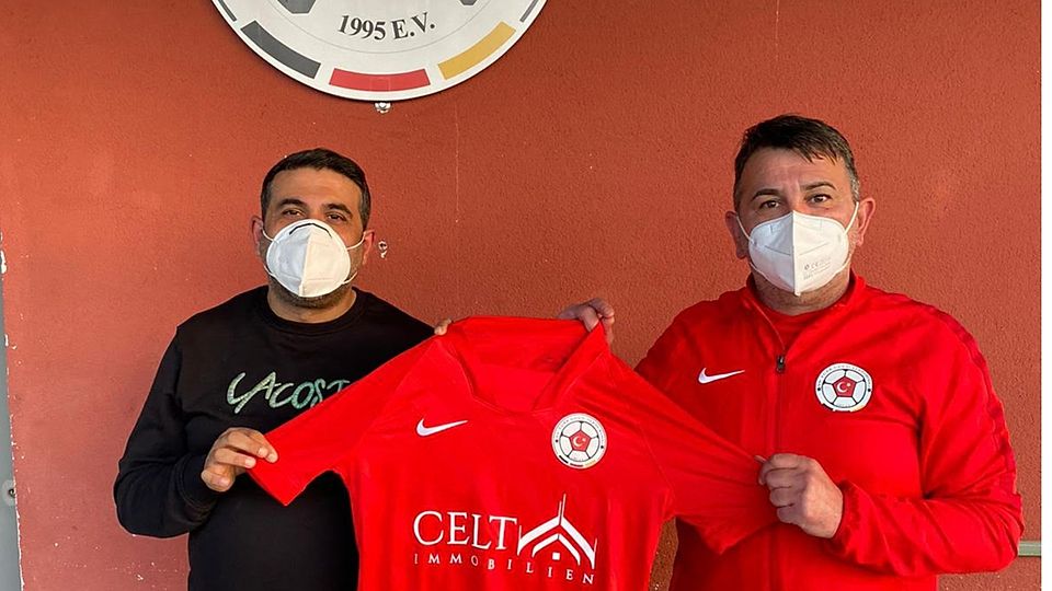 Vorstand Engin Simsek (li.) freut sich über den Verbleib von Coach Murat Demür 