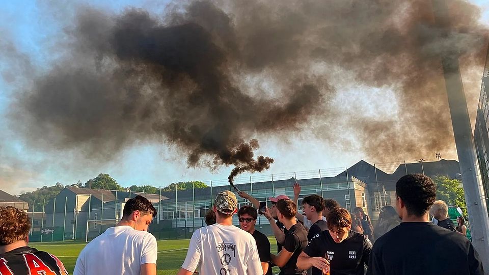 Die Moutforter Fans feierten einen Kantersieg und den direkten Aufstieg ihrer Mannschaft