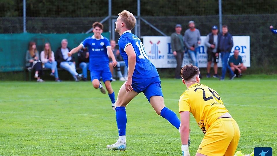 Martin Schromm vom BC Schretzheim freut sich über seinen 2:1-Siegtreffer im Stadtderby gegen die SSV Dillingen