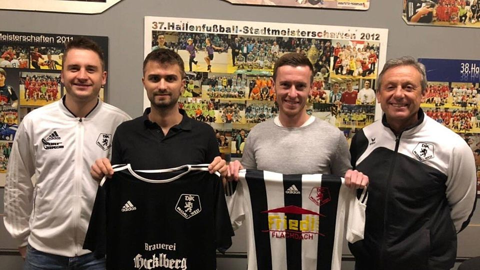 Die Verantwortlichen der DJK Passau West begrüßen nehmen ihre beiden neuen Spielertrainer Patrick Mühlberger (zweiter von links) und Sebastian List in die Mitte 