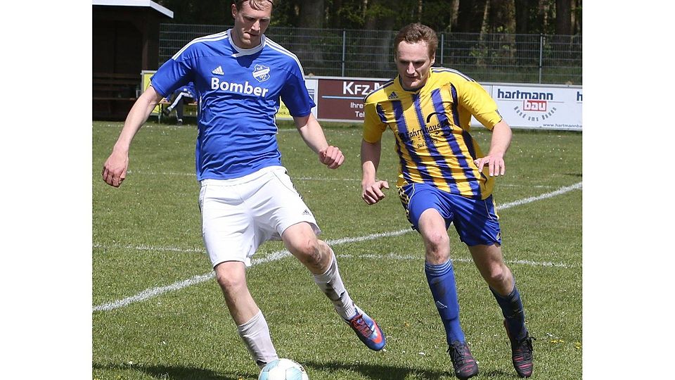 Hartenholms Tim Thrun (li.) spielt den Ball ab, bevor Rönnaus Felix Schöps eingreifen kann. Foto: Göttsche