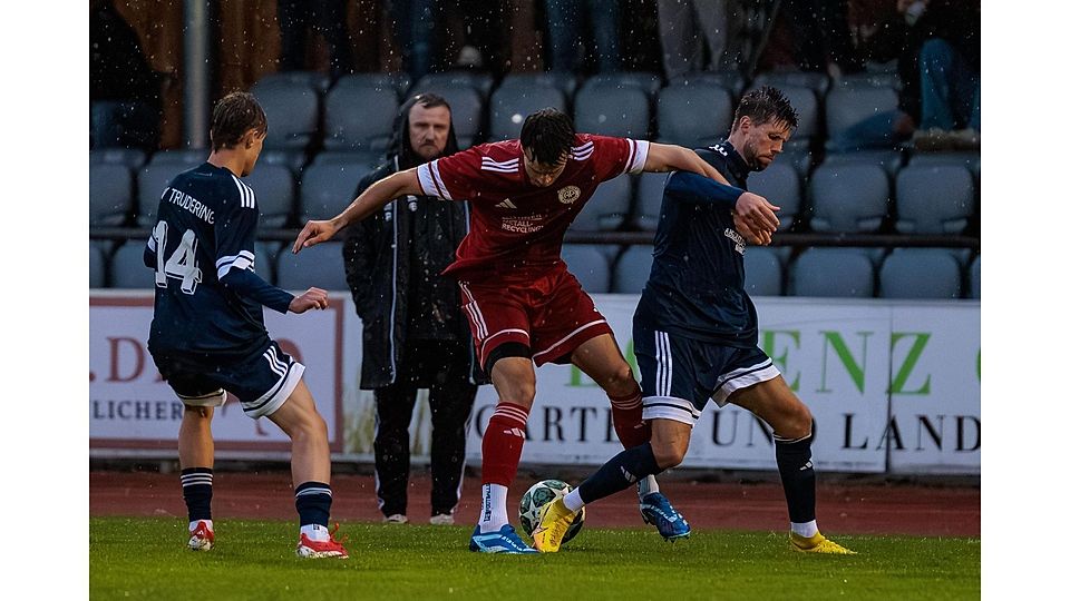 Stand lediglich ergebnistechnisch im Regen: Trainer Peter Beierkuhnlein (hinten) sah einen starken Auftritt seines FC-Teams um (rot) Kilian Blumberg.