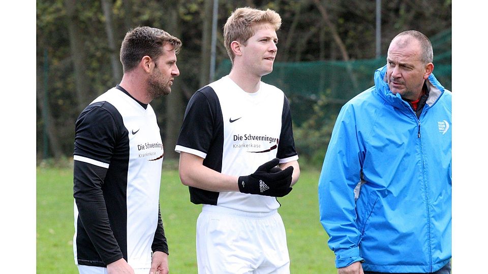 Wort-Wechsel in Winterbach. SVW-Spielertrainer Kay Warkus (links) und Michael Geib.	Foto: Mario Luge