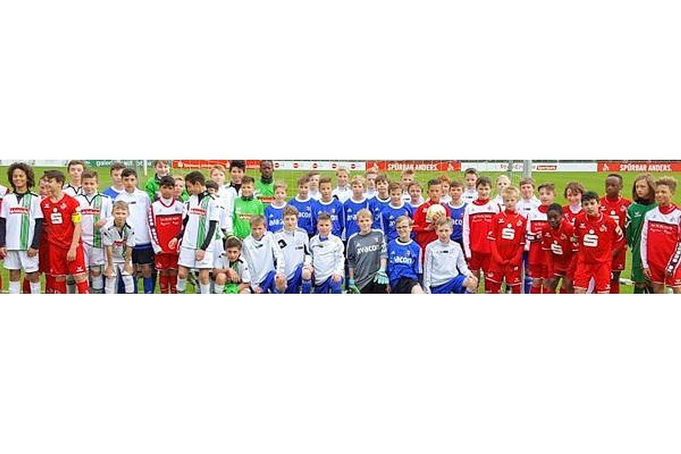 Zwei Fußball-Auswahlteams des Stützpunktes Lastrup (Jahrgänge 2003 und 2004, Mitte) haben sich in Köln mit der U12 des 1. FC Köln (rechts) und Borussia Mönchengladbachs (links) gemessen. NFV Cloppenburg