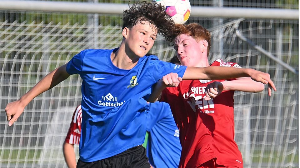 Die Eintracht springt höher: Trotz eines nur mäßigen Auftritts behielten Lias Weiland (links) und die Trierer U17 im Duell mit dem JFV Wolfstein klar mit 4:1 die Oberhand und bleiben so in der Erfolgsspur. 