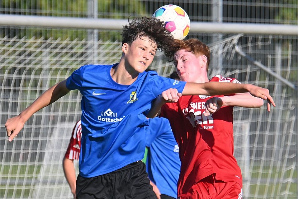 Die Eintracht springt höher: Trotz eines nur mäßigen Auftritts behielten Lias Weiland (links) und die Trierer U17 im Duell mit dem JFV Wolfstein klar mit 4:1 die Oberhand und bleiben so in der Erfolgsspur. 