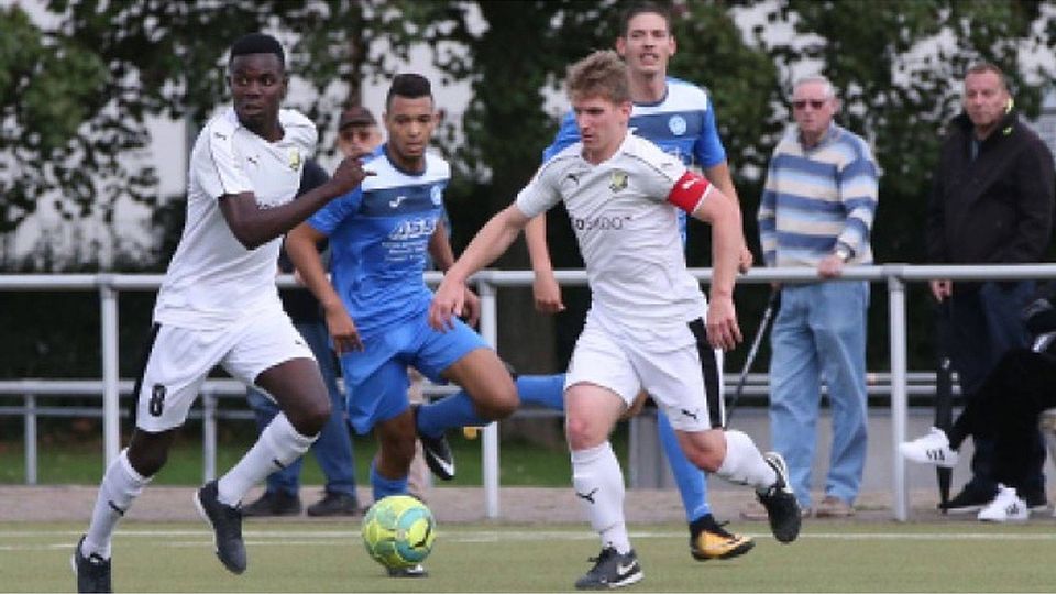 Wo laufen sie denn? Wo laufen sie denn hin? Die Fernwälder Brian Mukasa und Denis Weinecker unterwegs durch des Gegners freie Räume. Morgen läuft der FSV in Kelsterbach.	Foto: Bär