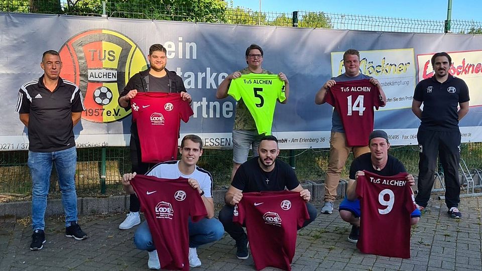 Trainer Jens Wende (hinten links) und "Co" Timo Heide (hinten rechts) freuen sich über die Neuzugänge Patrick Zimmermann, Tobias Becker und David Kortmann (hinten von links) sowie Kevin Benfer, Paolo Seidel und Sebastian Kortmann (vorne von links).