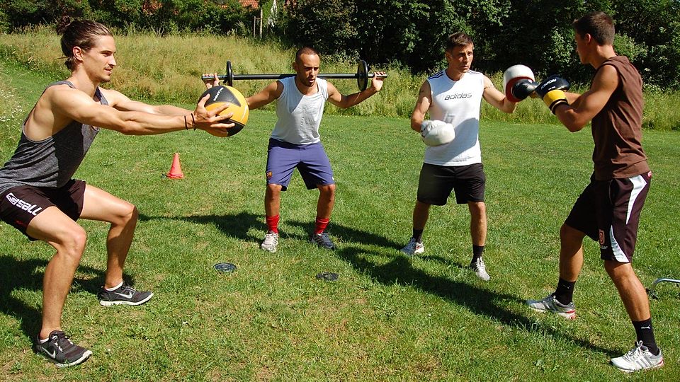 Im Ziegetsdorfer Park wird in diesen Tagen hart trainiert. Jonatan Kotzke, Abdenour Amachaibou und Fitnesscoach Nunzio Esposito (von links) haben sich ein straffes Programm vorgenommen.  Foto: Scharf