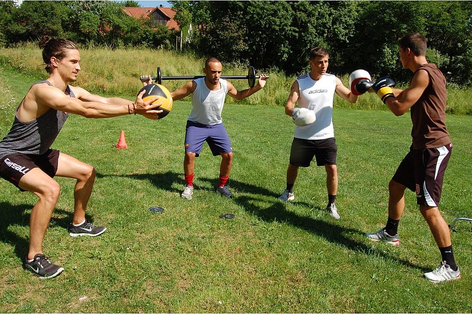 Im Ziegetsdorfer Park wird in diesen Tagen hart trainiert. Jonatan Kotzke, Abdenour Amachaibou und Fitnesscoach Nunzio Esposito (von links) haben sich ein straffes Programm vorgenommen.  Foto: Scharf