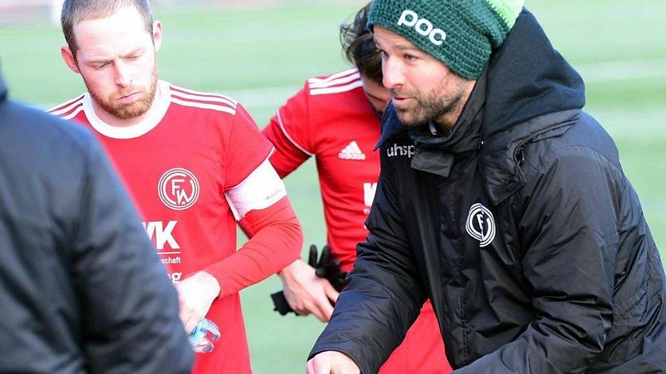 Knapp vier Jahre lang hatte Adrian Philipp (re.) die Verantwortung beim FC Wangen. Zur neuen Saison geht es zum SV Eglofs. (Archivfoto: Christian Metz)