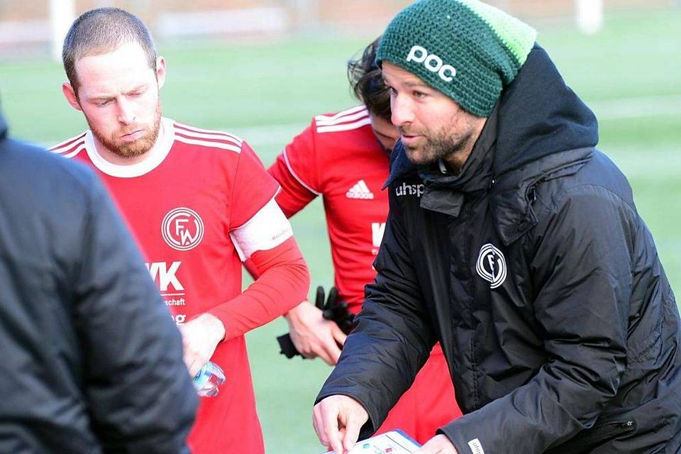 Knapp vier Jahre lang hatte Adrian Philipp (re.) die Verantwortung beim FC Wangen. Zur neuen Saison geht es zum SV Eglofs. (Archivfoto: Christian Metz)