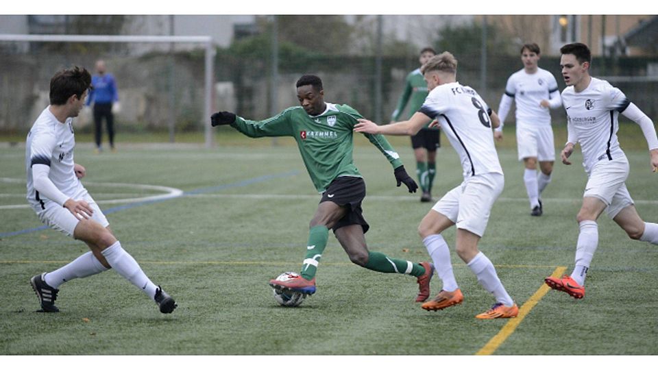 Dribbelkünstler: Jean Monty Mendama (am Ball) und seine Kollegen vom TuS Geretsried wollen bald wieder ihr Können auf dem Platz beweisen.  Hl
