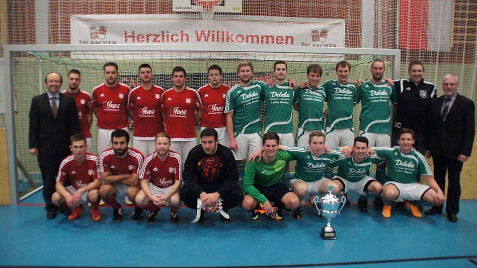 Die Finalisten VfB Straubing (rot) und DJK Rattenberg (grün) sowie der Schirmherrr Bürgermeister Dr. Christian Hirtreiter (links) und FC Vorstand Johannes Stegemann (re.)  Foto: Bock