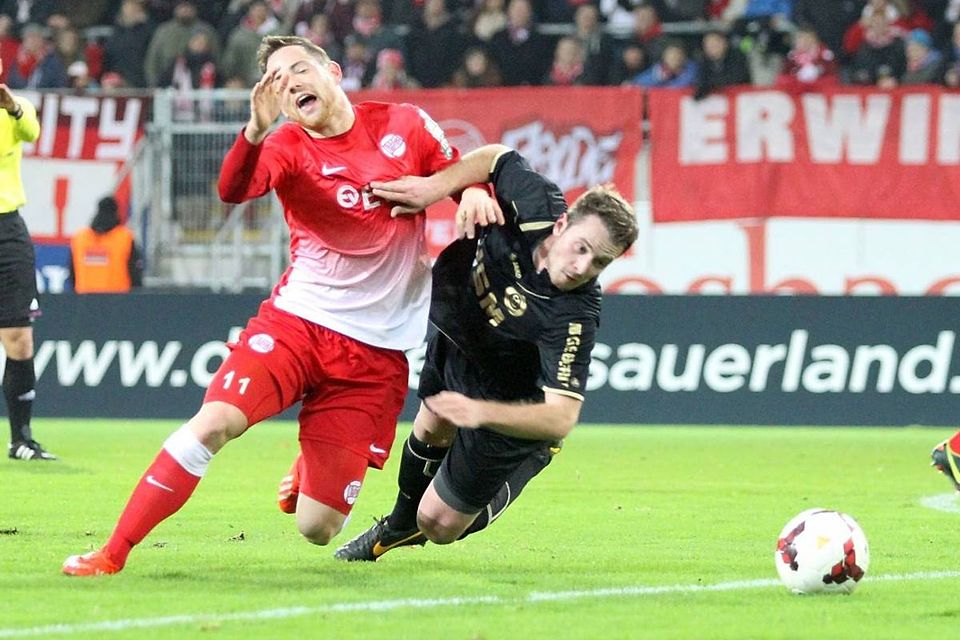 Beim Regionalliga-Duell zwischen Kickers Offenbach und Germania Pfullendorf wird Bäcker (l.) im 16er zu Fall gebracht.
