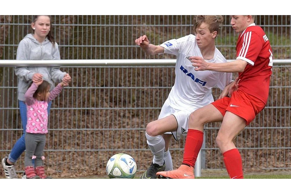 Leandro Stehle (links) und die C-Jugend des FV Ravensburg spielte in der Oberliga gegen den Freiburger FC (Daniel Doroschenko) 2:2-unentschieden. Derek Schuh